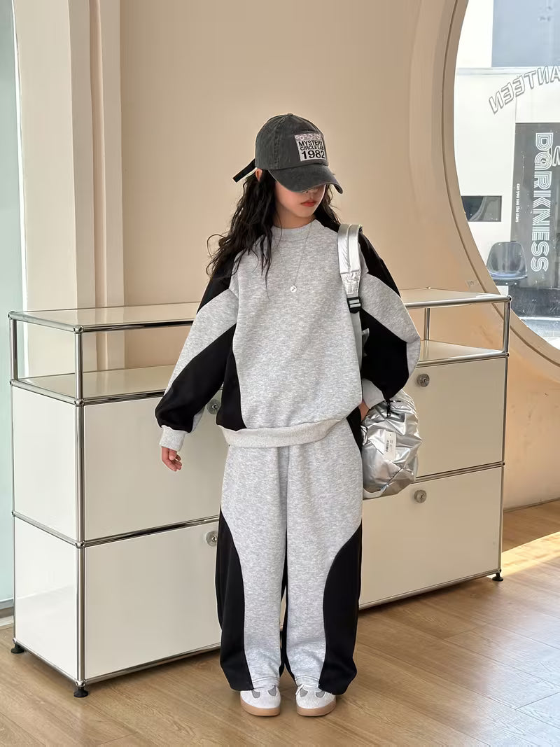 Conjunto deportivo de 2 piezas: sudadera y pantalón con diseño moderno.