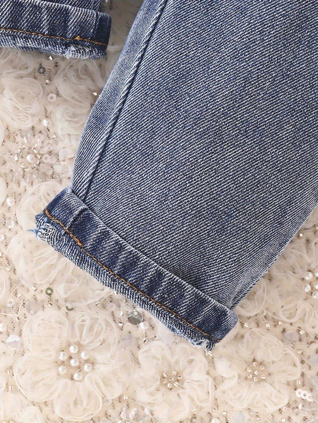 Conjunto de dos piezas: blusa bordada y jeans para un look encantador para tu niña