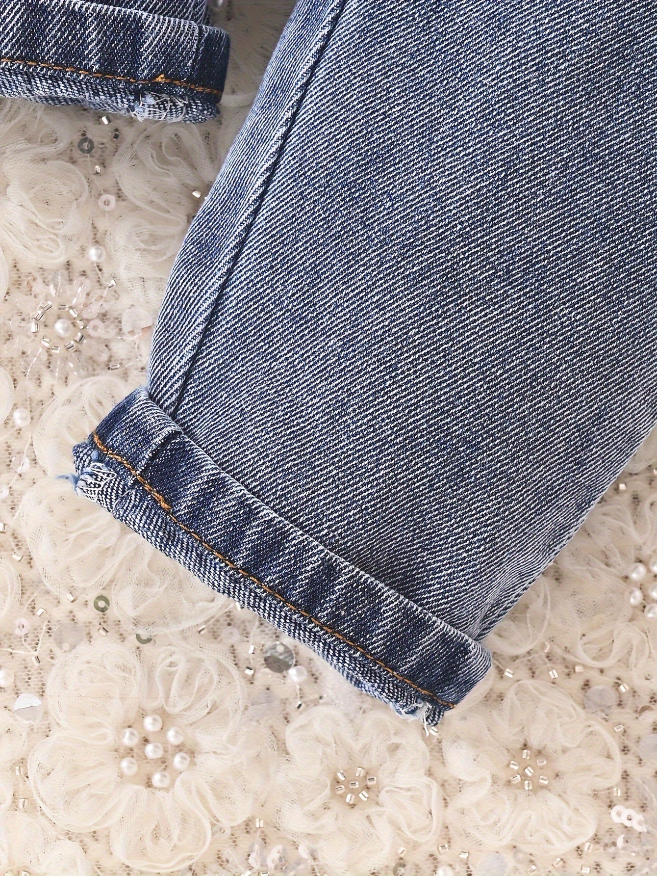 Conjunto de dos piezas: blusa bordada y jeans para un look encantador para tu niña