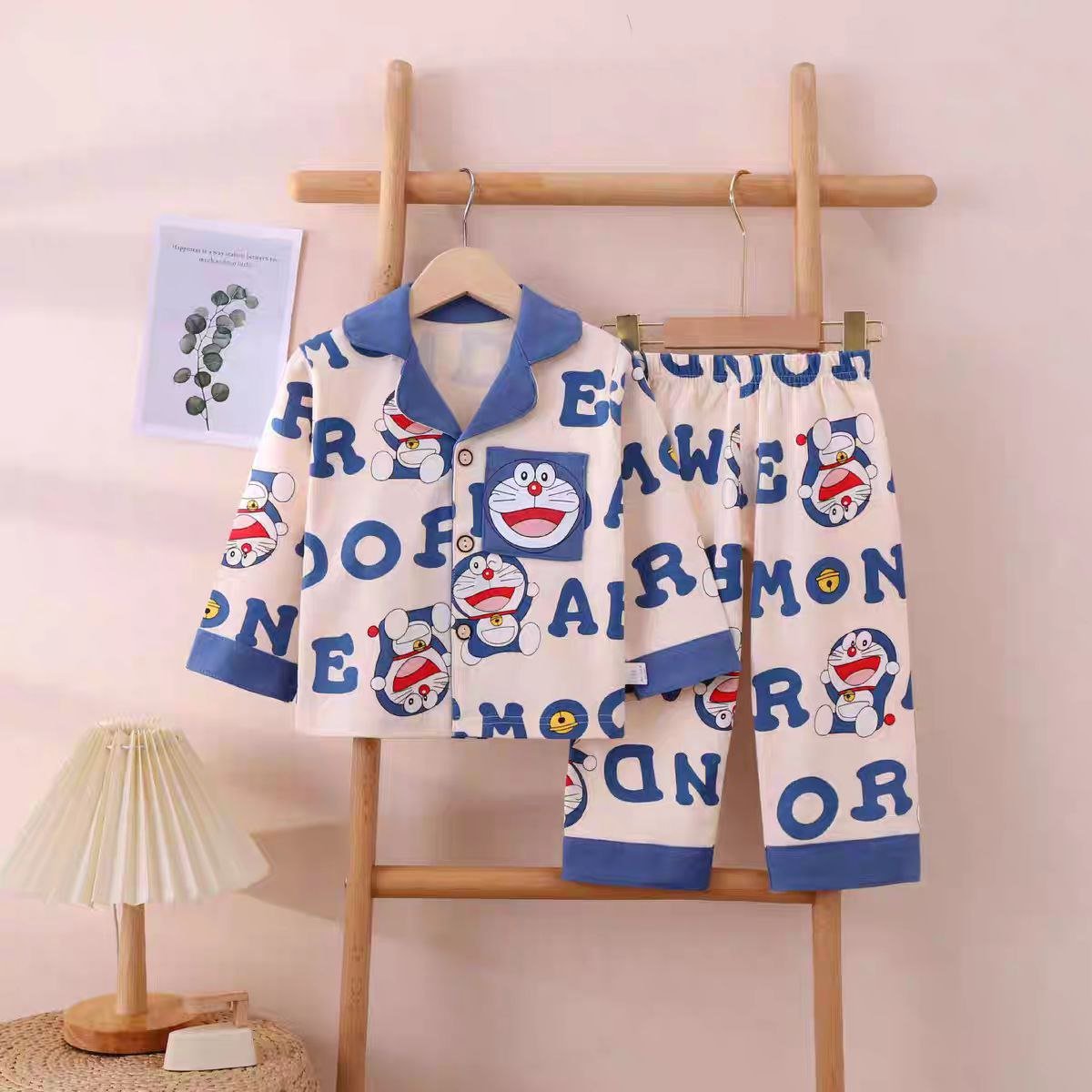 Pijamas infantiles con estampados de dibujos animados