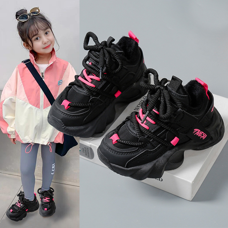 حذاء رياضي أسود بلمسات وردية عصري للبنات