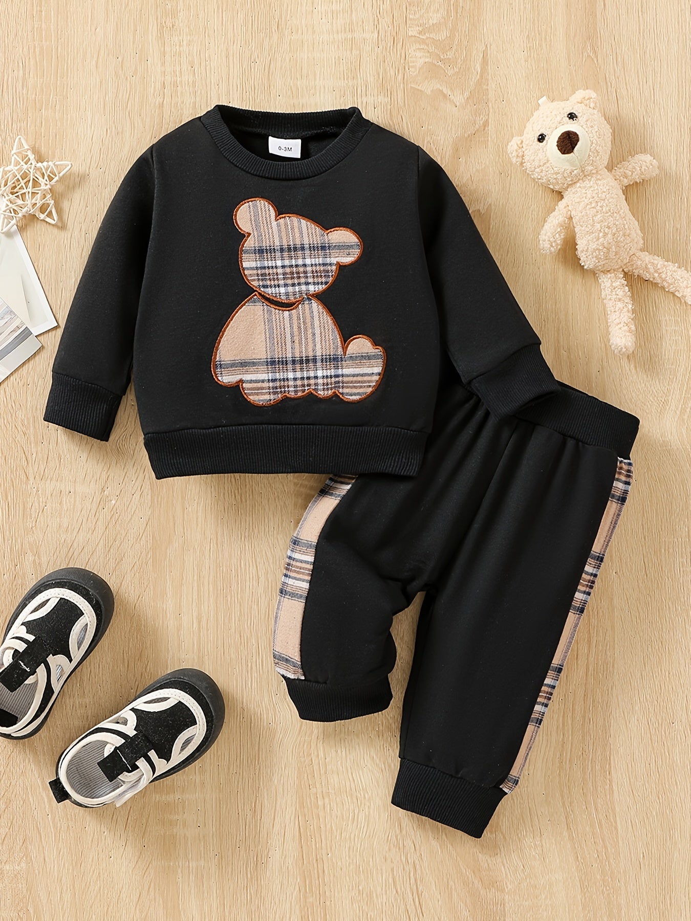 Conjunto infantil de invierno elegante con diseño de osito clásico y estampado de cuadros