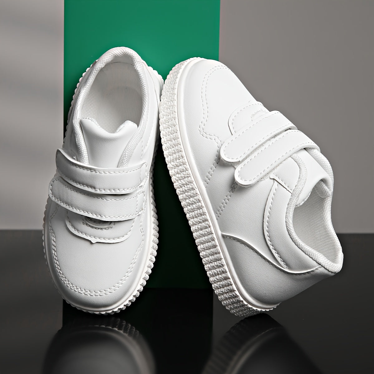 حذاء أبيض بتصميم عصري خفيف