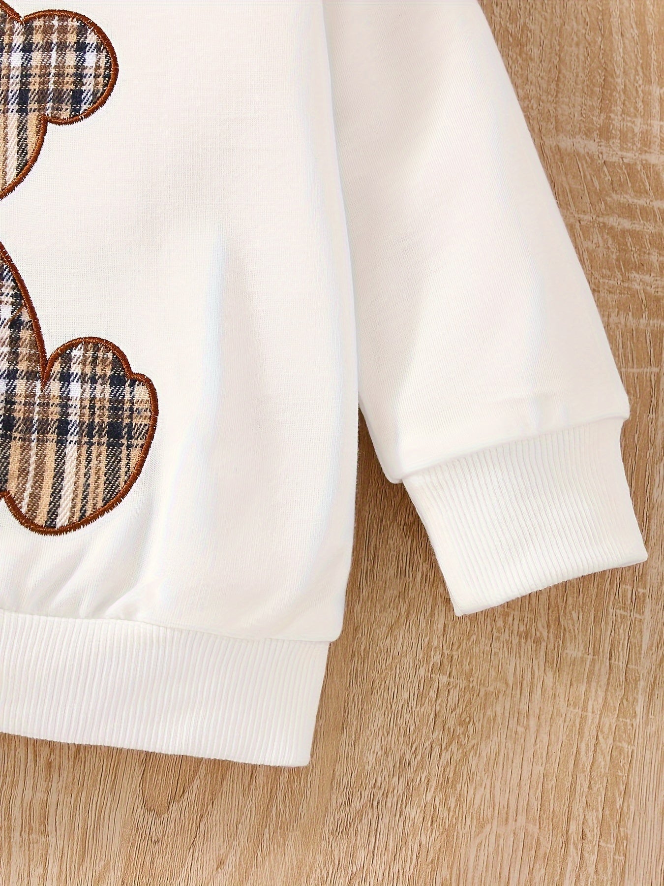 Conjunto infantil de invierno elegante con diseño de osito clásico y estampado de cuadros