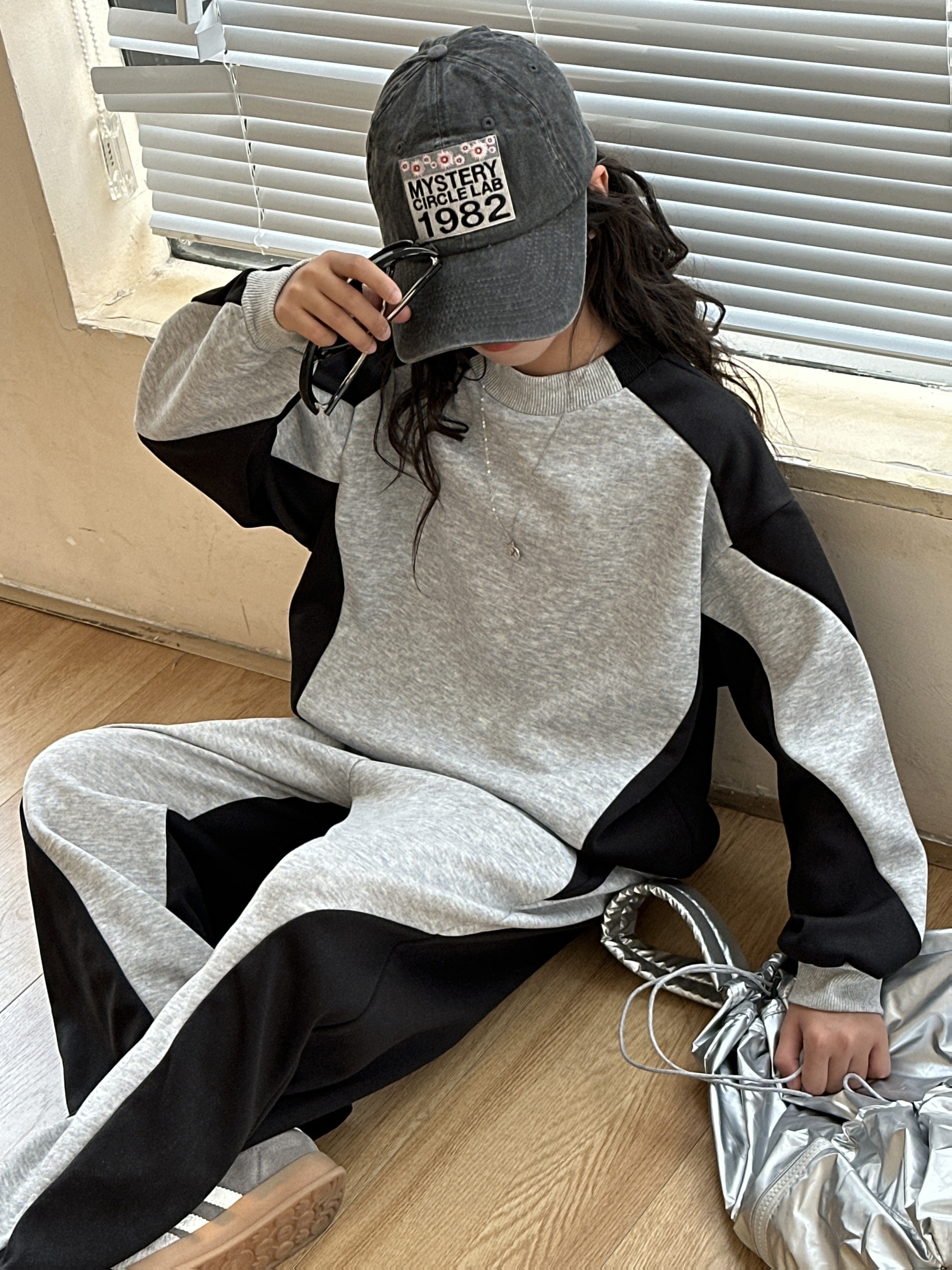 Conjunto deportivo de 2 piezas: sudadera y pantalón con diseño moderno.