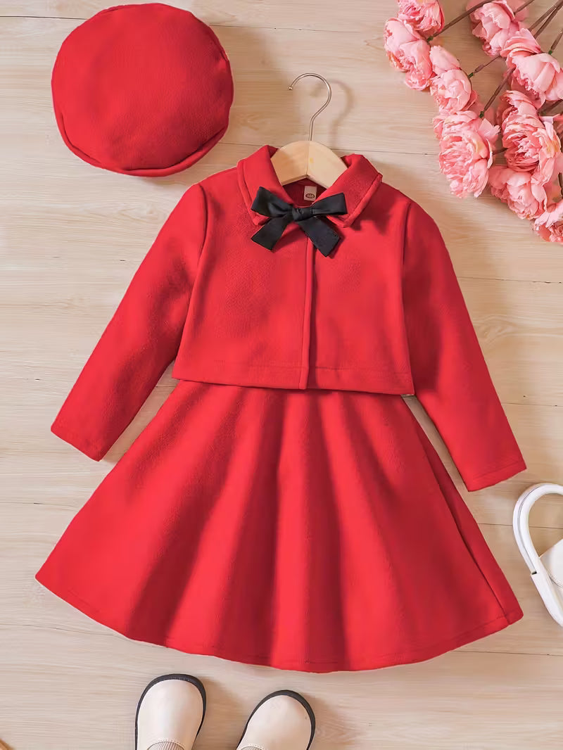 Conjunto elegante de 3 piezas: vestido, chaqueta y gorro en color rojo burdeos.