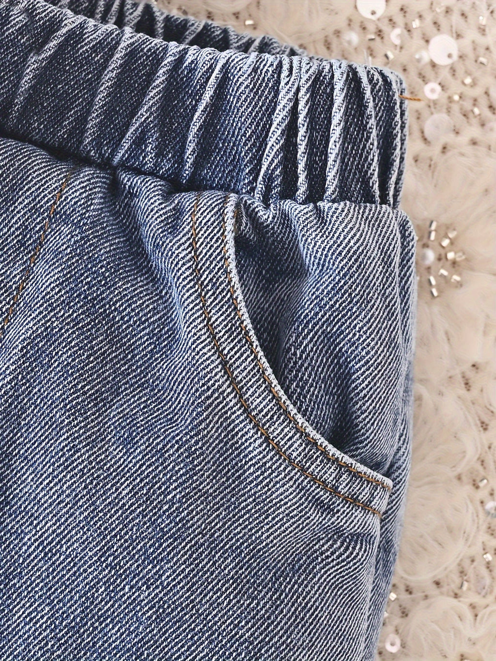 Conjunto de dos piezas: blusa bordada y jeans para un look encantador para tu niña