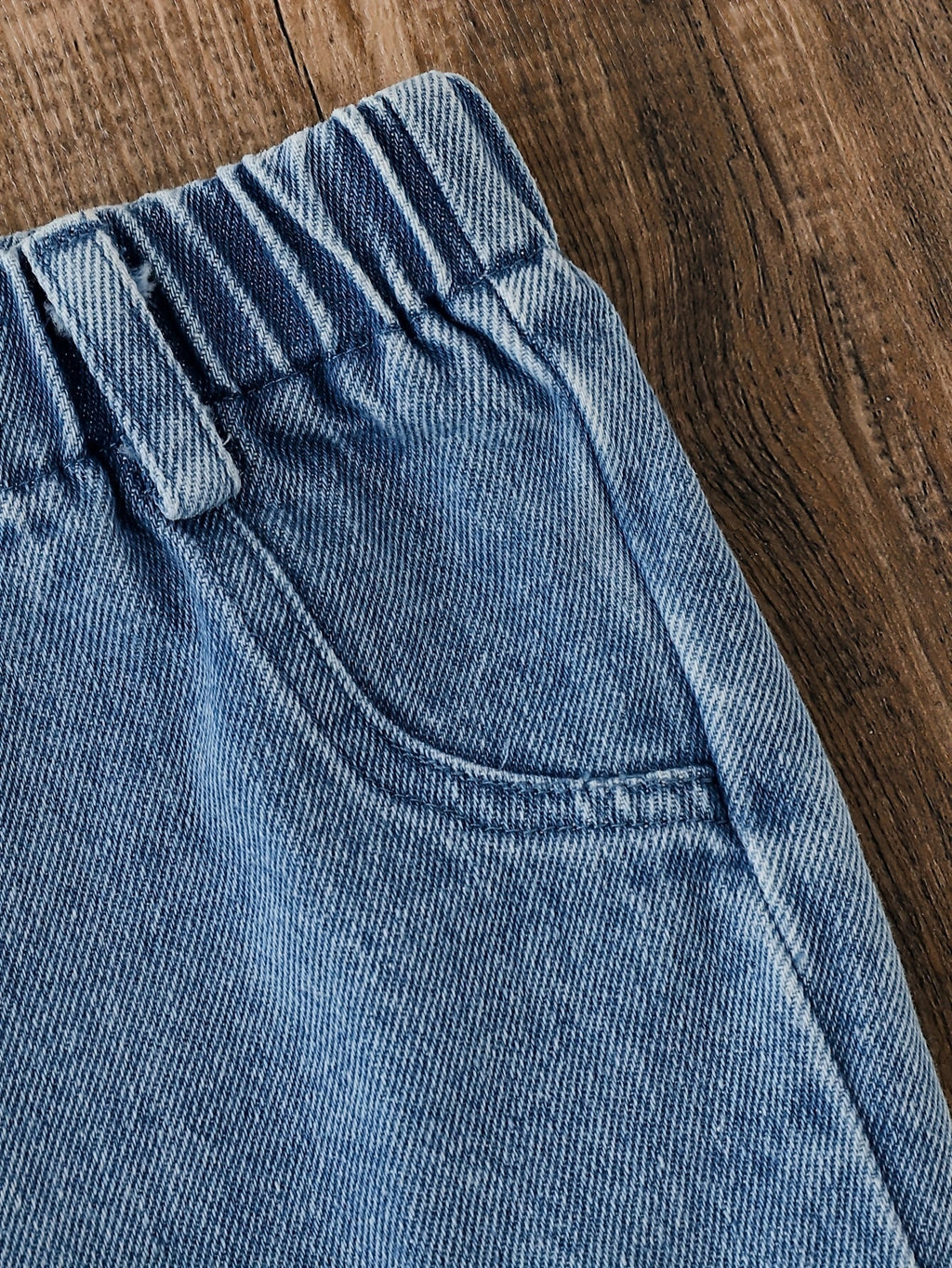 Conjunto de invierno elegante con mangas largas y vaqueros