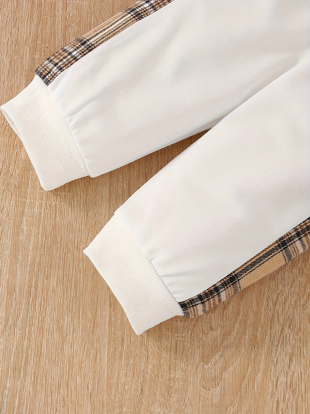 Conjunto infantil de invierno elegante con diseño de osito clásico y estampado de cuadros