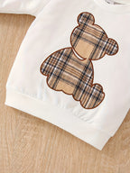 Conjunto infantil de invierno elegante con diseño de osito clásico y estampado de cuadros