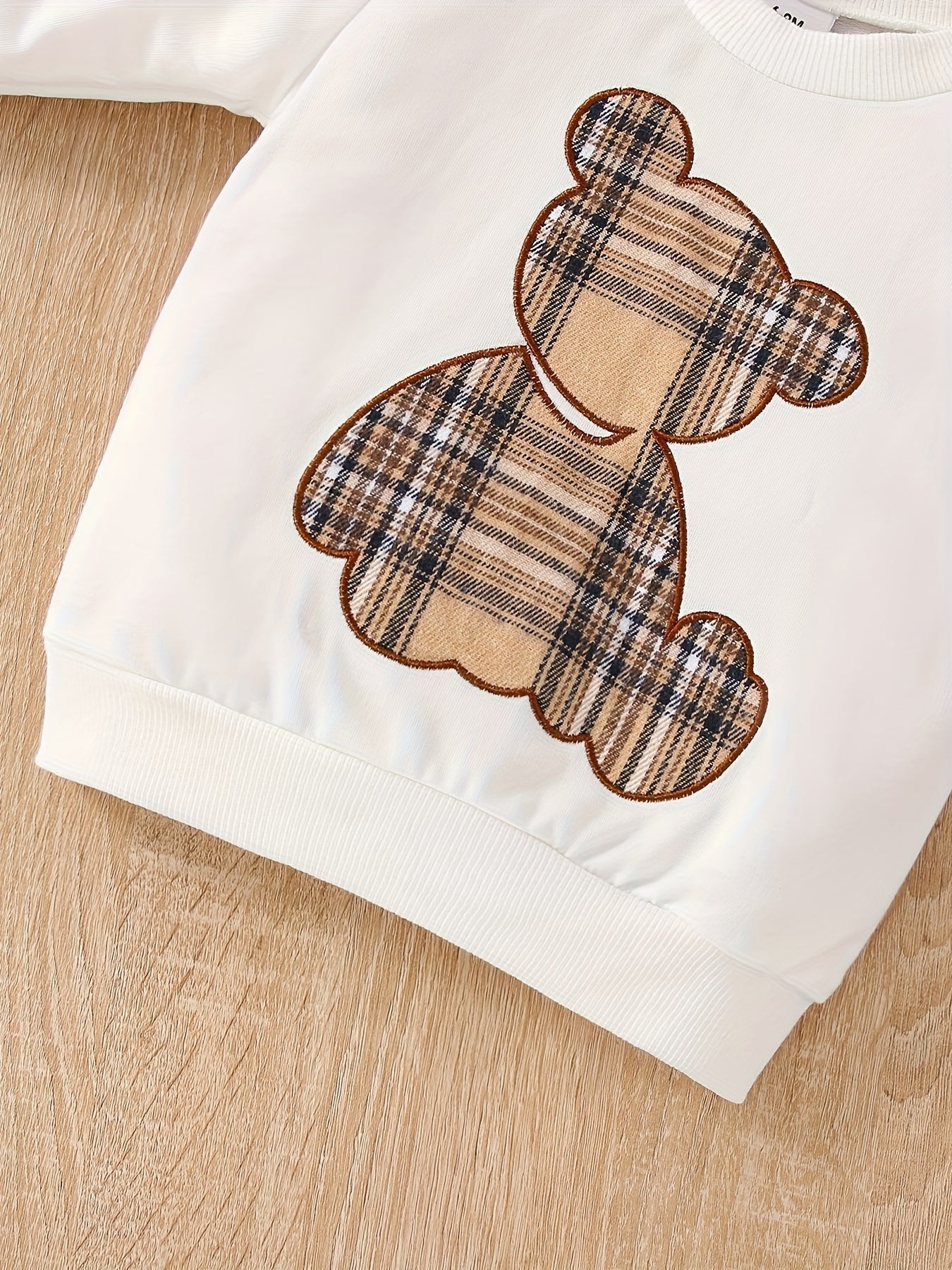 Conjunto infantil de invierno elegante con diseño de osito clásico y estampado de cuadros