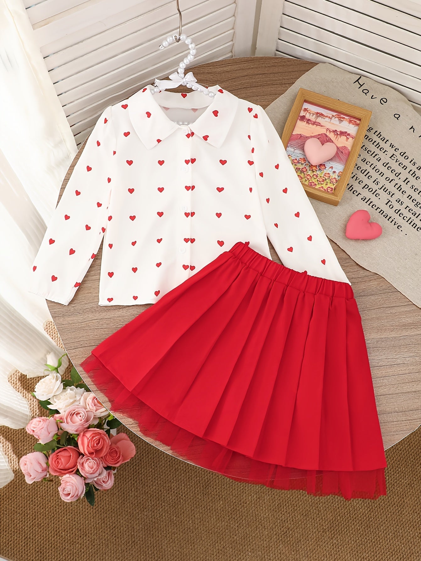 Conjunto de 2 piezas: falda de tul roja y camiseta con estampado de corazones.