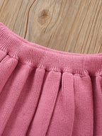 Vestido de niña tejido de invierno de dos piezas: top y falda.