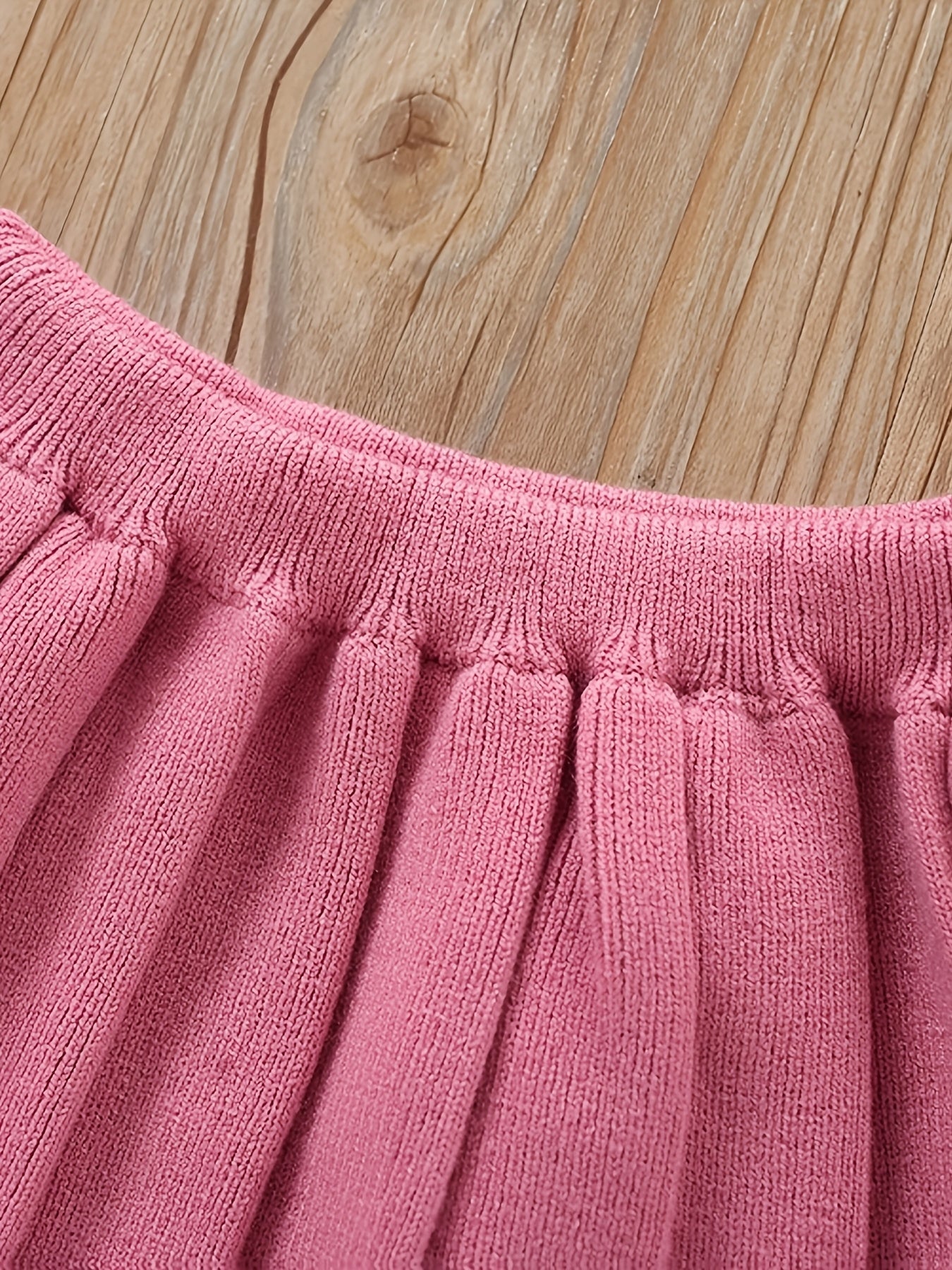 Vestido de niña tejido de invierno de dos piezas: top y falda.