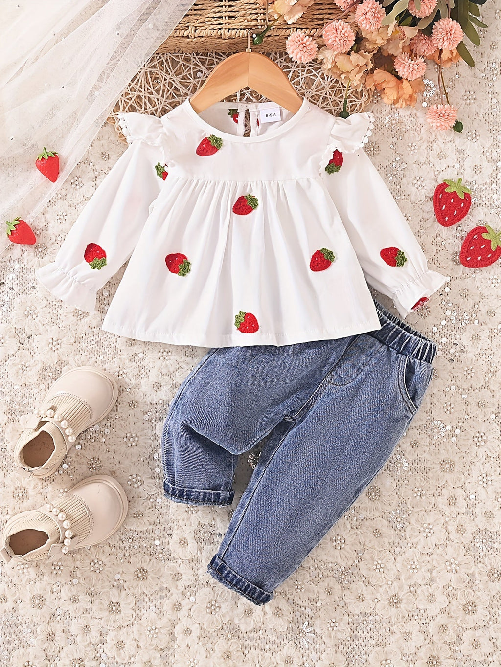 Conjunto de dos piezas: blusa bordada y jeans para un look encantador para tu niña