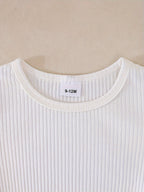 Peto vaquero con blusa blanca y un bordado de oso adorable