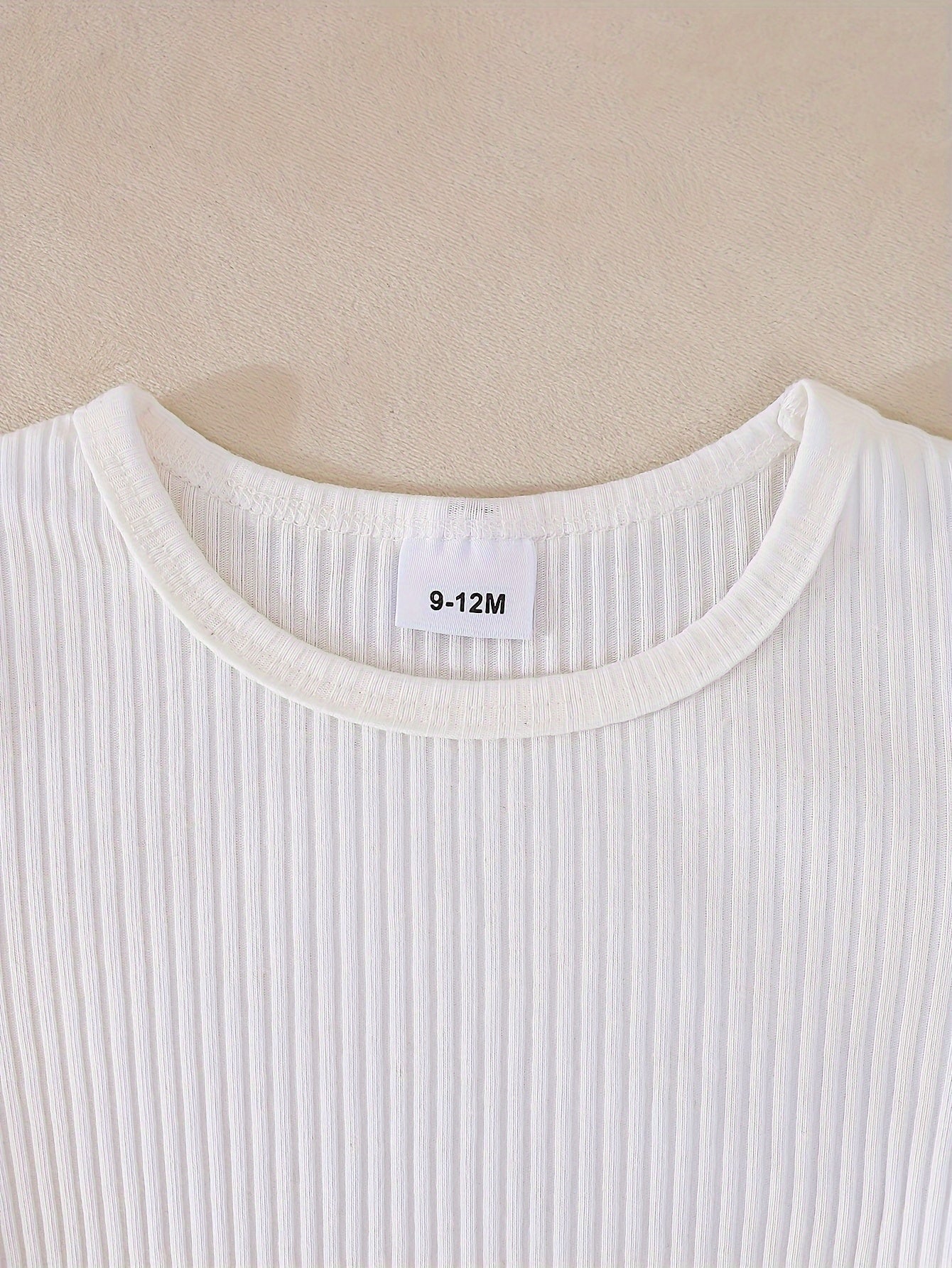 Peto vaquero con blusa blanca y un bordado de oso adorable