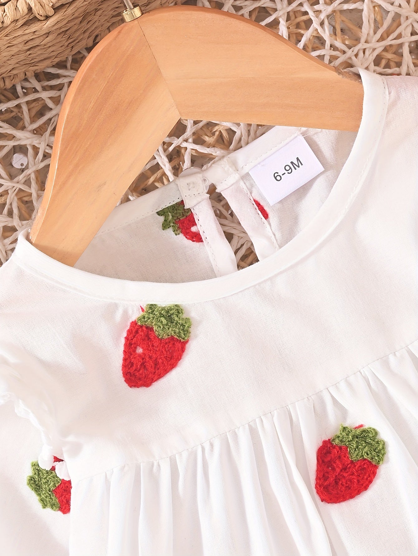 Conjunto de dos piezas: blusa bordada y jeans para un look encantador para tu niña