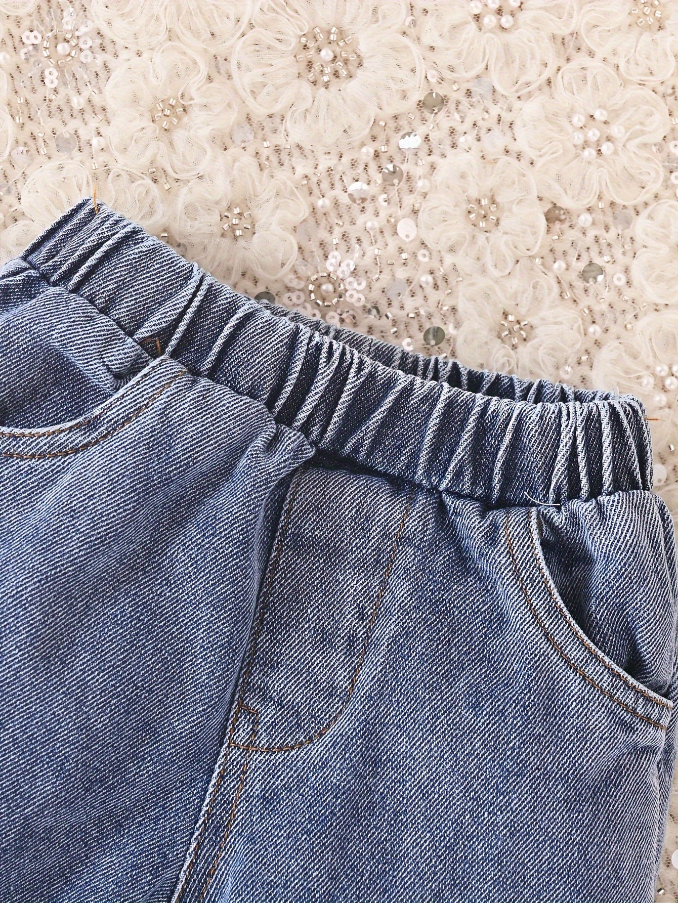 Conjunto de dos piezas: blusa bordada y jeans para un look encantador para tu niña