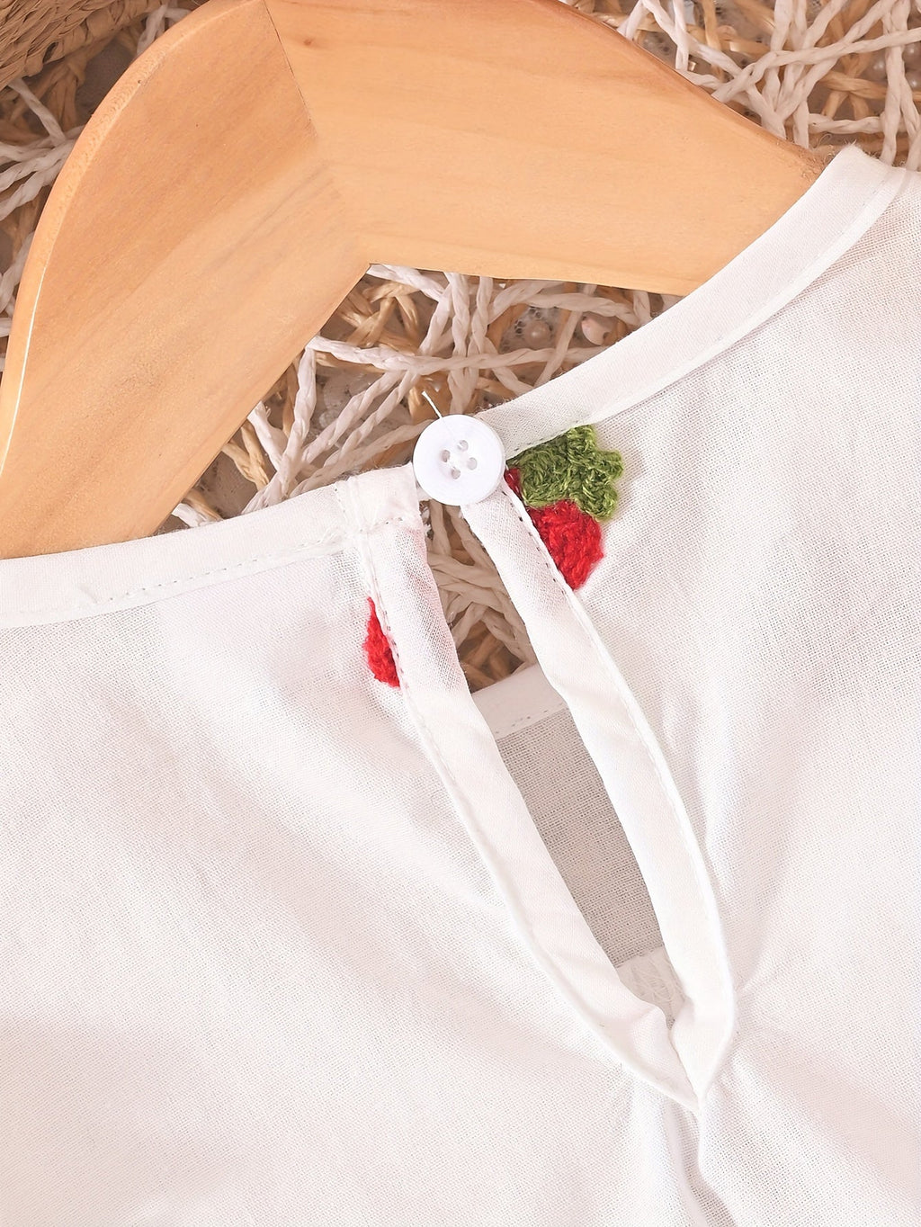 Conjunto de dos piezas: blusa bordada y jeans para un look encantador para tu niña