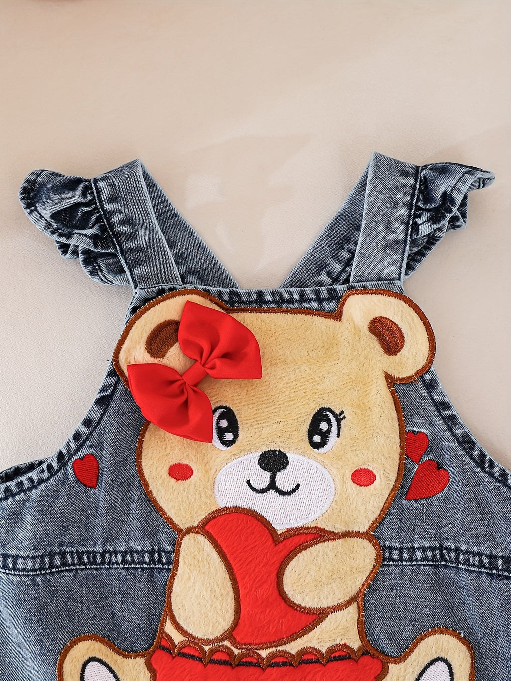 Peto vaquero con blusa blanca y un bordado de oso adorable