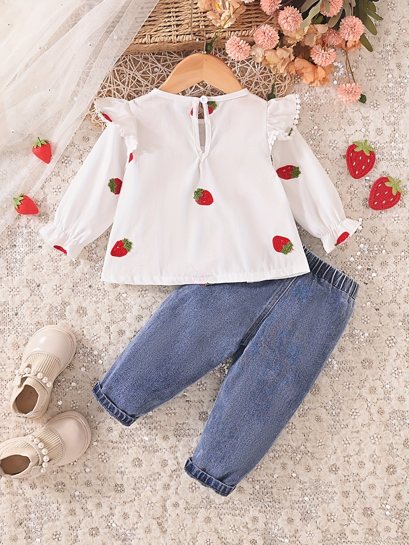 Conjunto de dos piezas: blusa bordada y jeans para un look encantador para tu niña