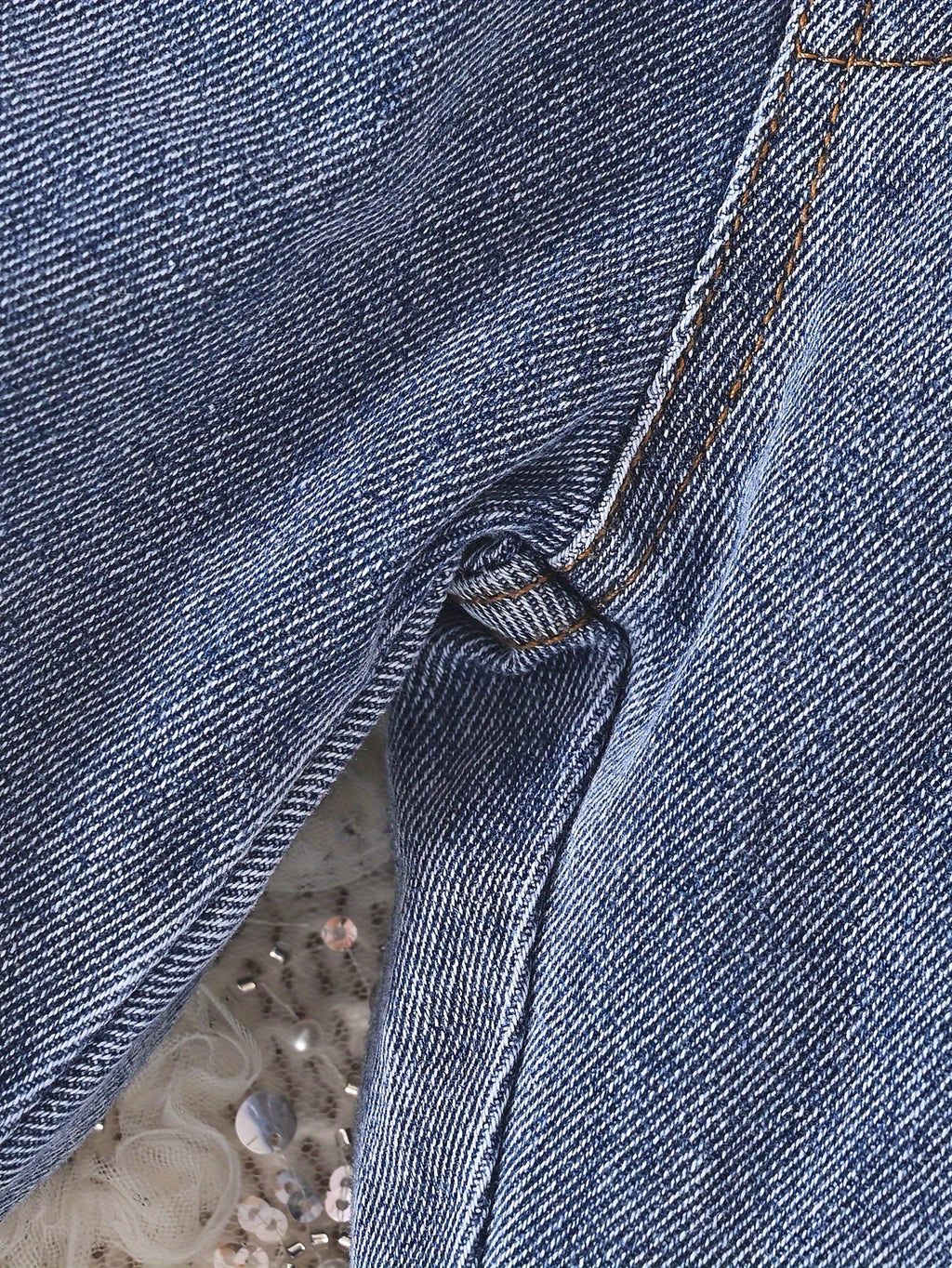 Conjunto de dos piezas: blusa bordada y jeans para un look encantador para tu niña