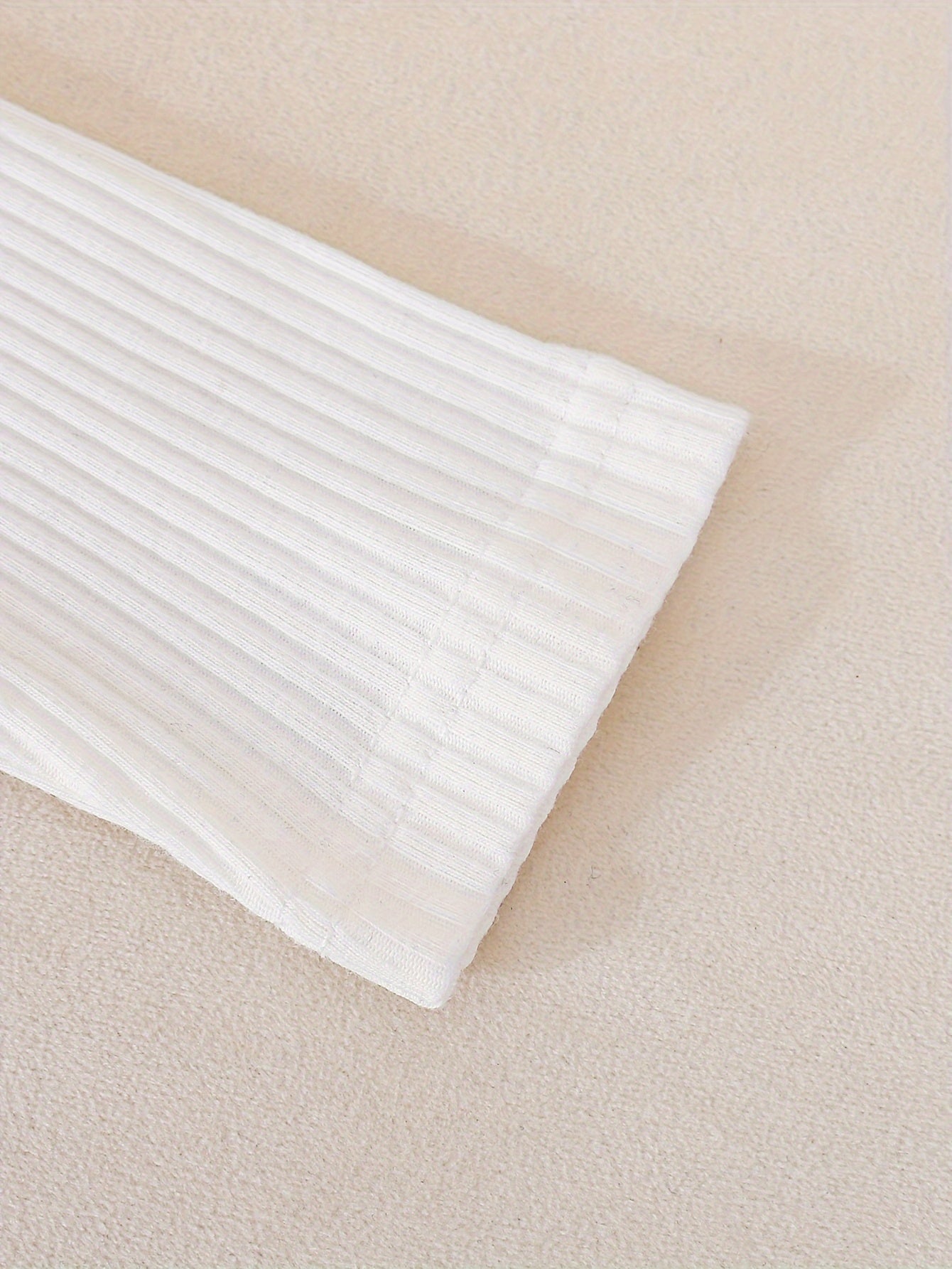 Peto vaquero con blusa blanca y un bordado de oso adorable