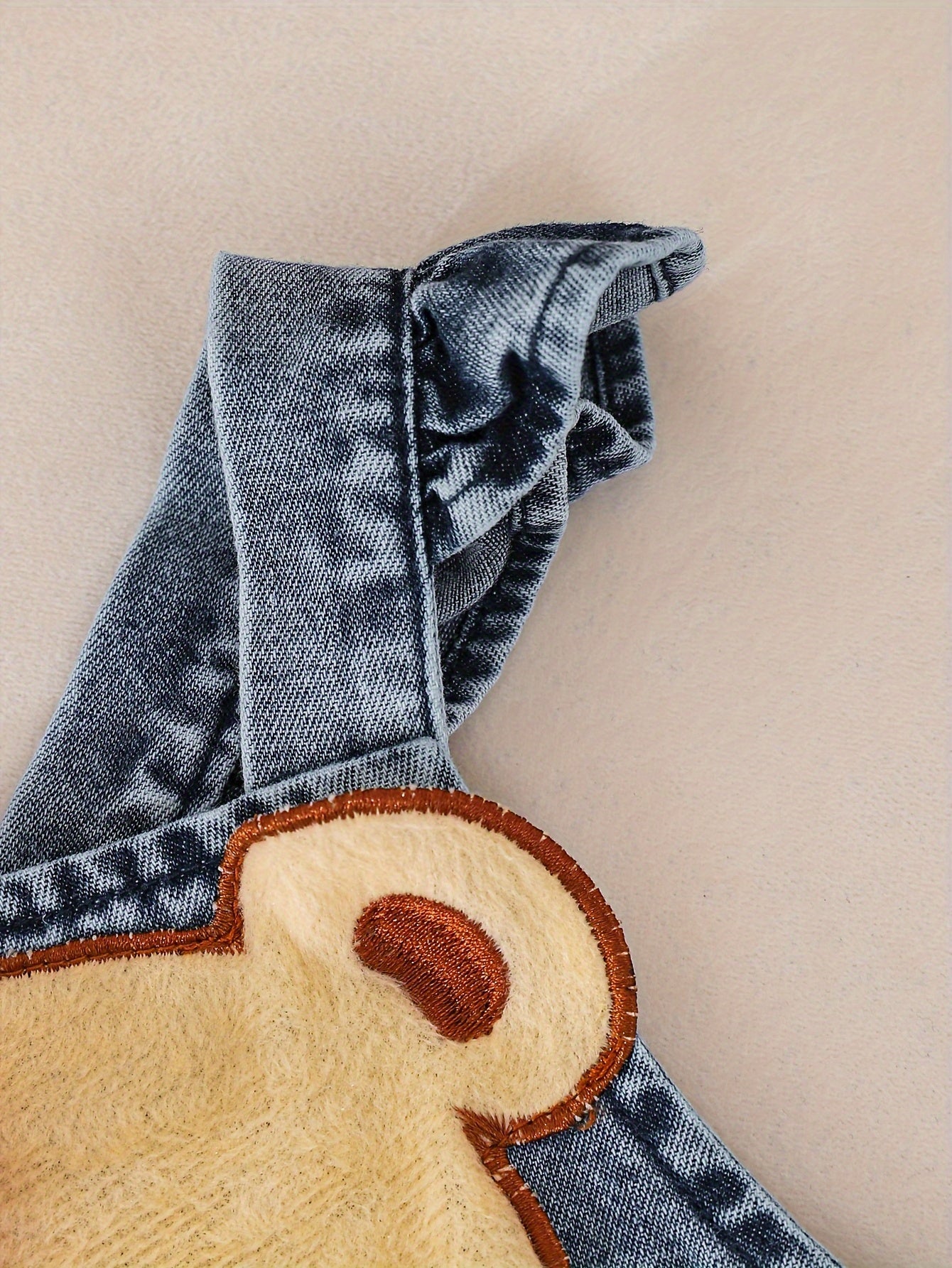 Peto vaquero con blusa blanca y un bordado de oso adorable