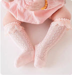 Calcetines elegantes para niñas con volantes de encaje – un toque suave para cada look