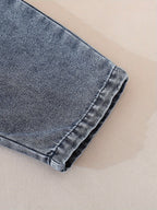 Peto vaquero con blusa blanca y un bordado de oso adorable