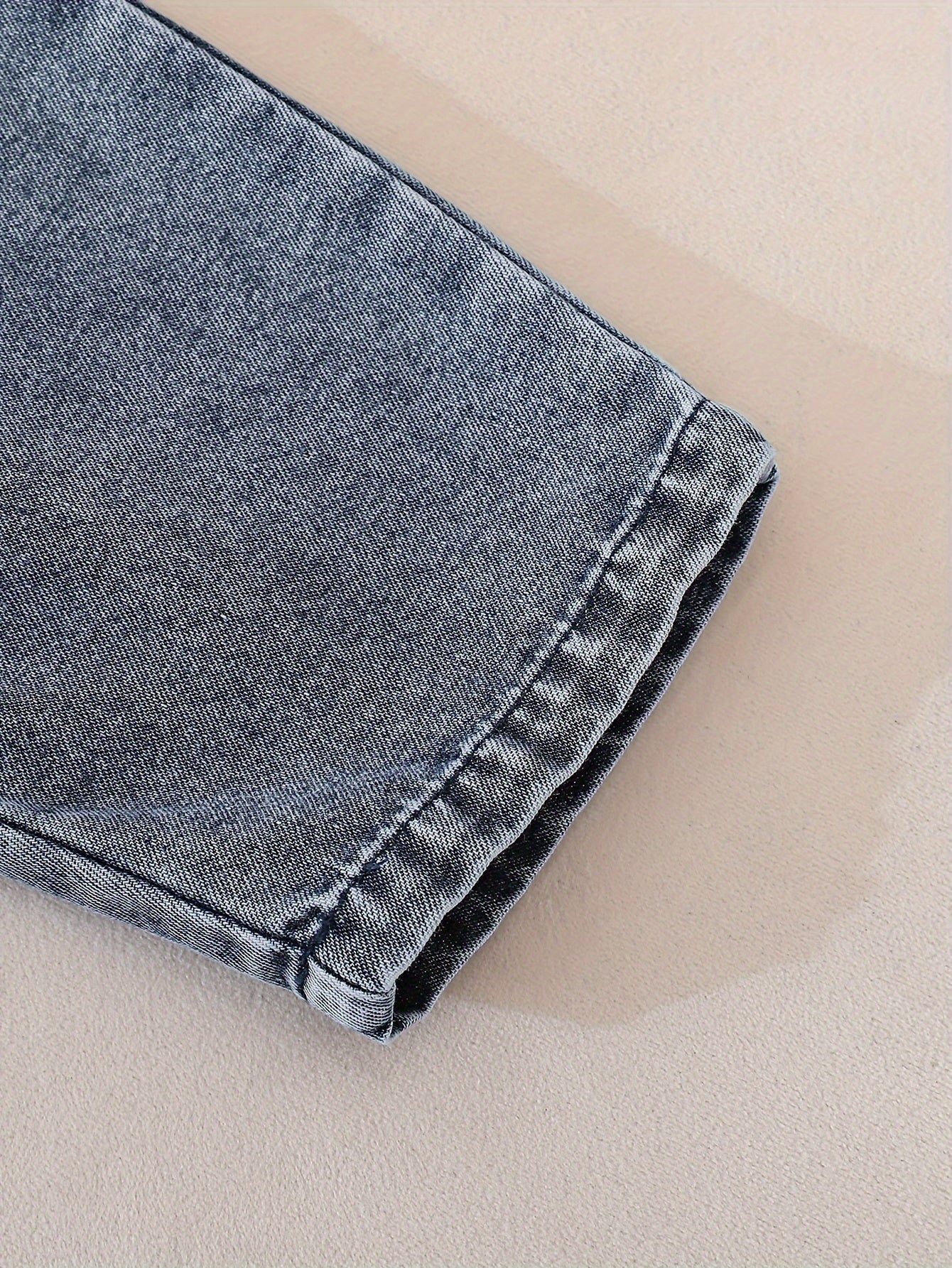 Peto vaquero con blusa blanca y un bordado de oso adorable