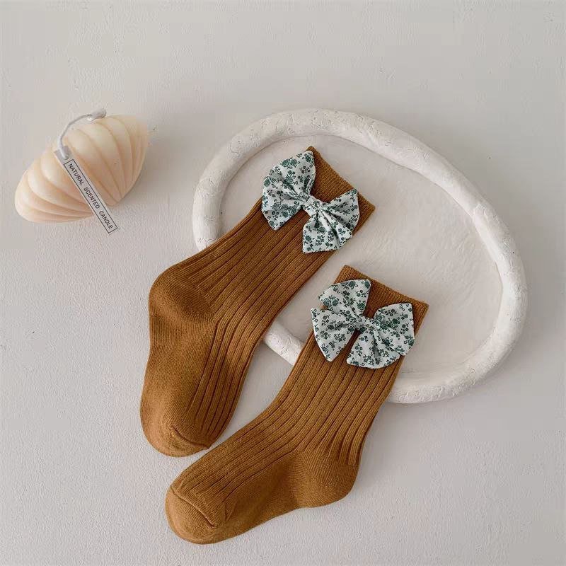 Calcetines para niñas decorados con lazos de tela – Dulzura y estilo infantil