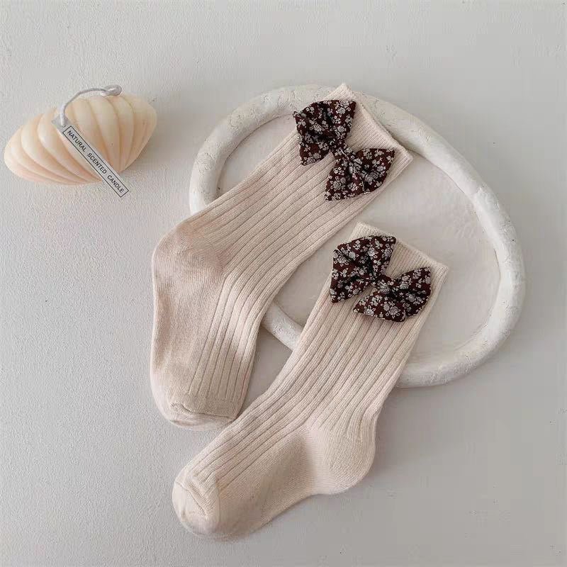 Calcetines para niñas decorados con lazos de tela – Dulzura y estilo infantil