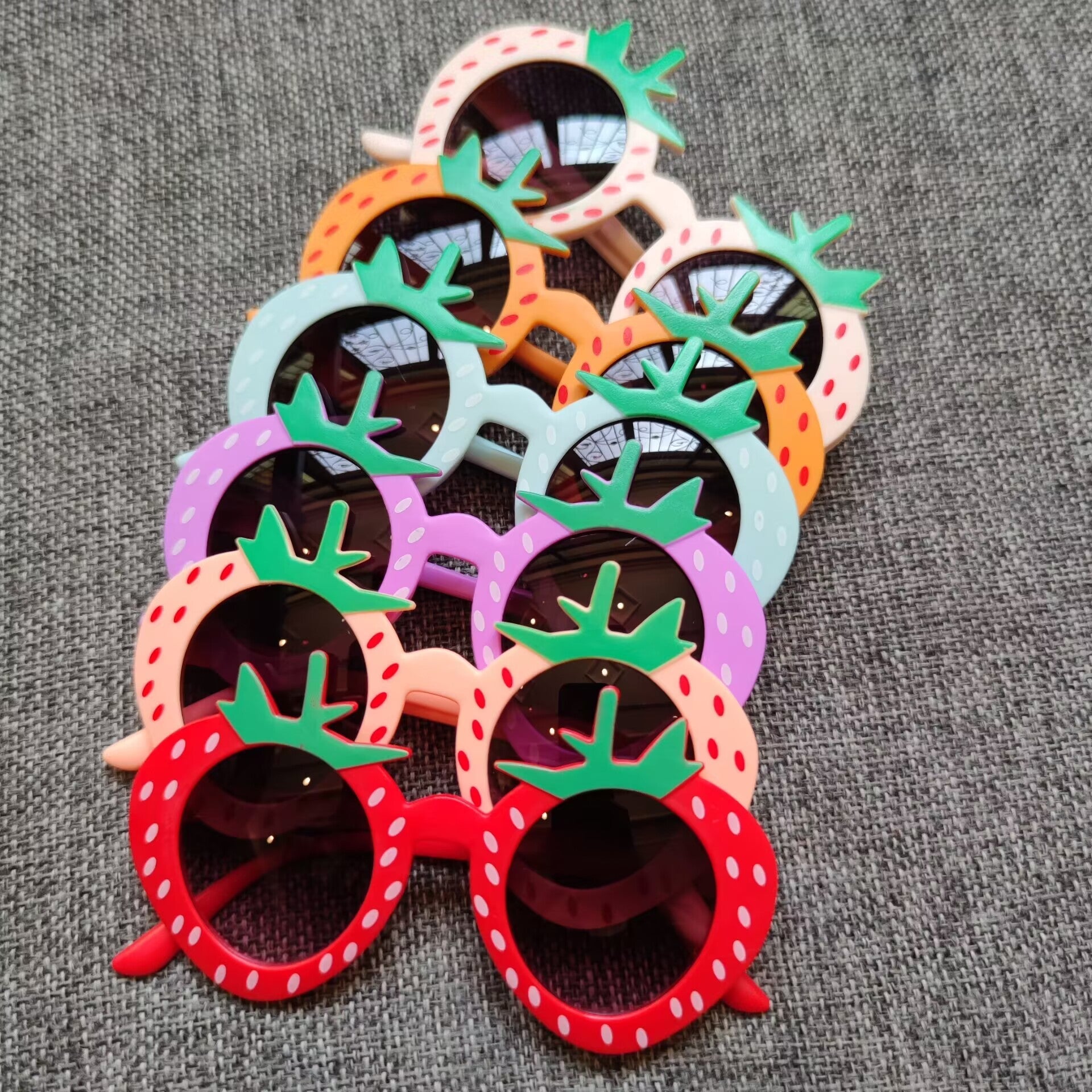 Gafas de sol para niños pequeños: diseño de fresa multicolor, estilo frutas