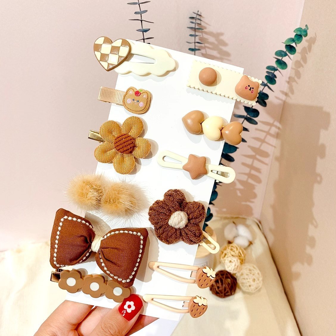 Pinzas para el cabello de niños con diseños decorativos: flores y formas adorables