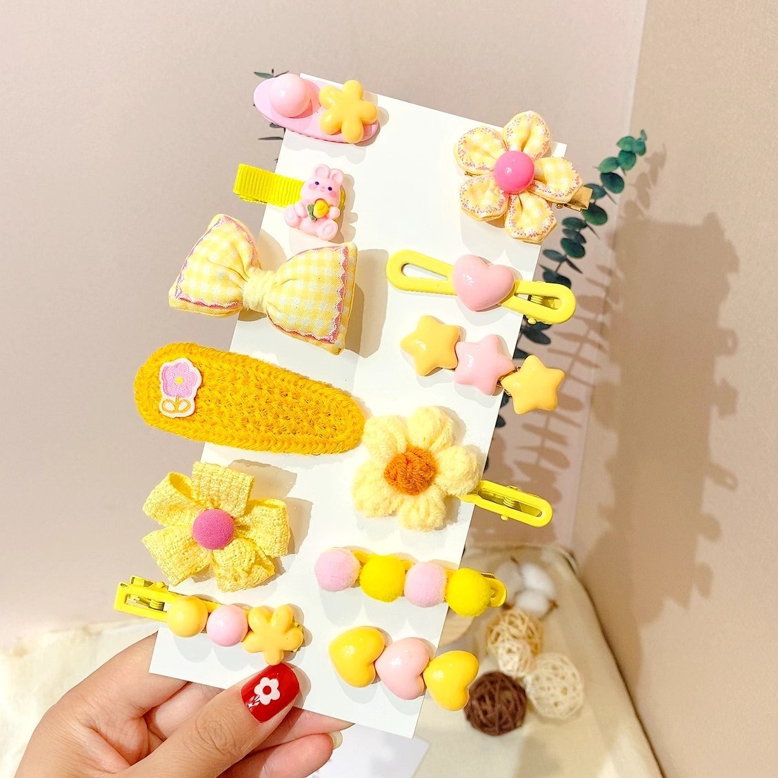 Pinzas para el cabello de niños con diseños decorativos: flores y formas adorables