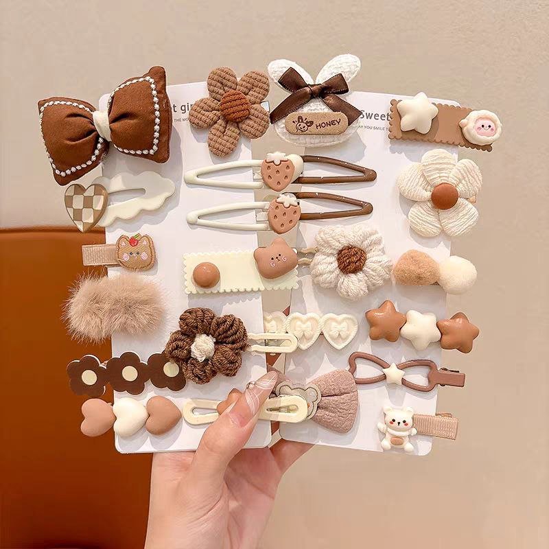 Pinzas para el cabello de niños con diseños decorativos: flores y formas adorables