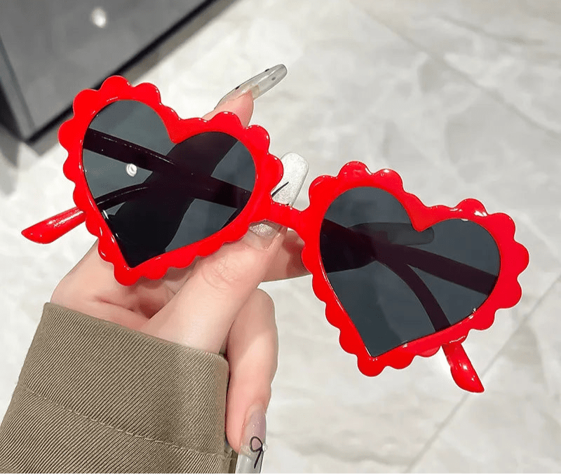 Gafas de sol para niñas pequeñas: diseño de corazón ondulado con lentes oscuras