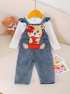 Peto vaquero con blusa blanca y un bordado de oso adorable