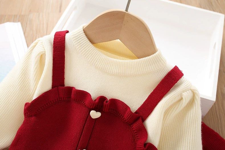 "Conjunto infantil cálido con botones en forma de corazón"