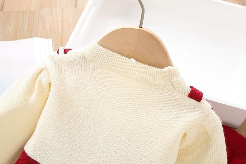 "Conjunto infantil cálido con botones en forma de corazón"