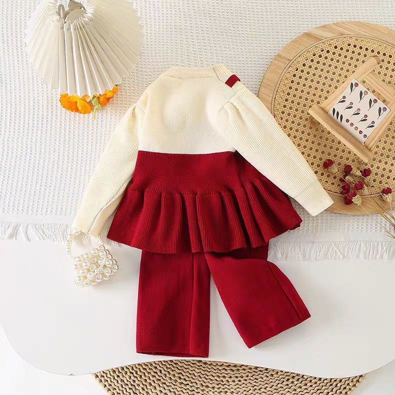 "Conjunto infantil cálido con botones en forma de corazón"