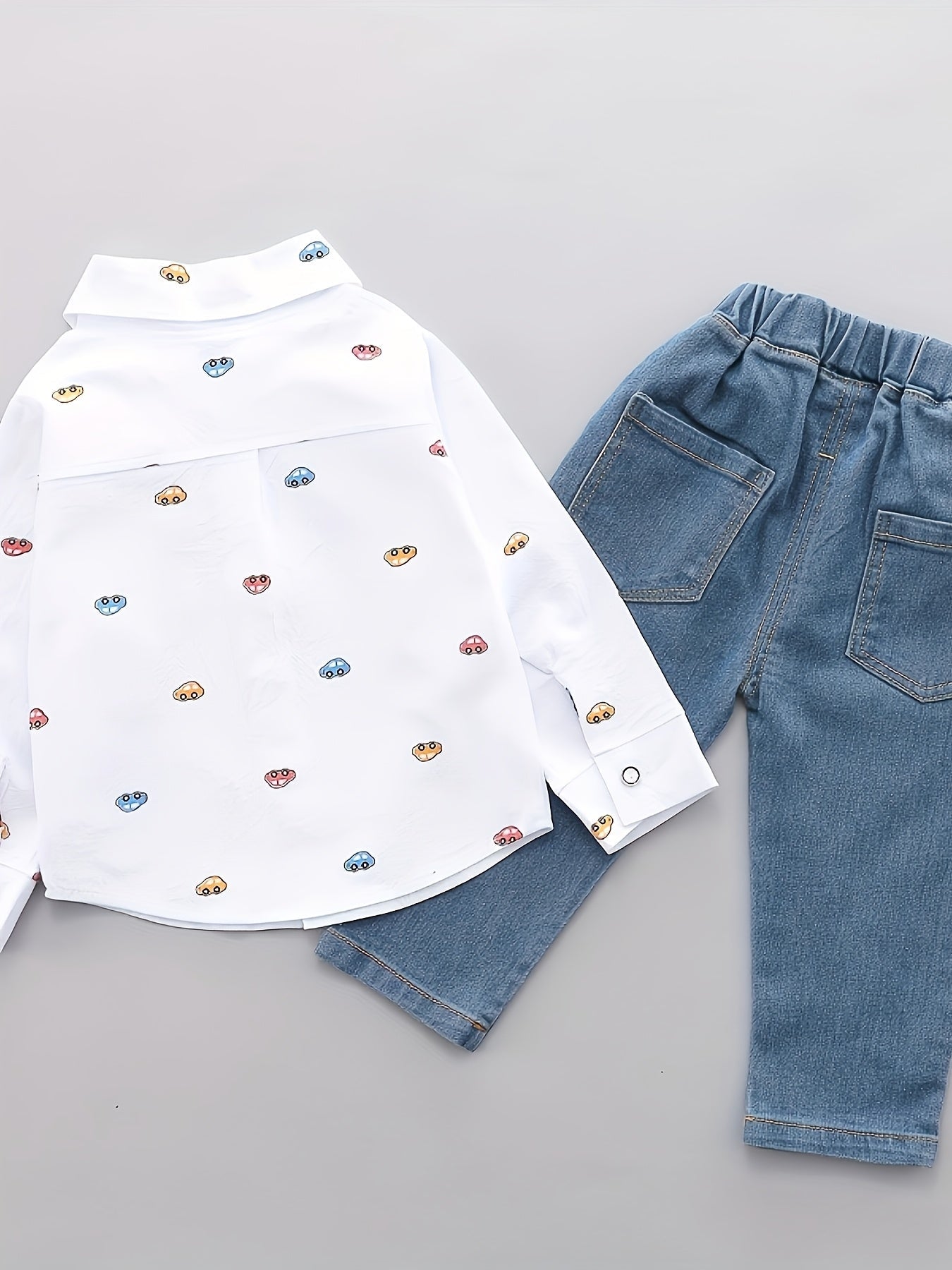Conjunto infantil con estampado de coches y pantalón vaquero para niños