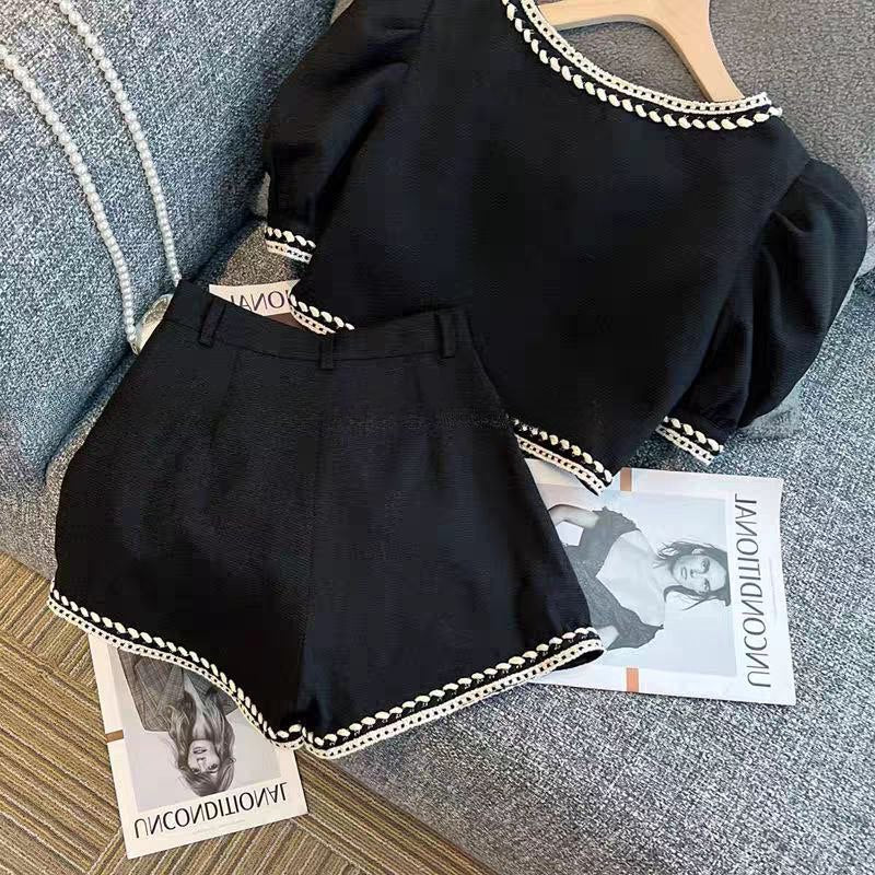 طقم بتطريز لؤلؤ وزر ذهبي تصميم صيفي أنيق  للبنات