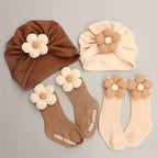 Set de calcetines y gorra para niñas con flores de tela – Encanto y estilo infantil