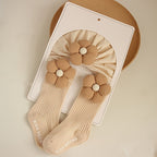 Set de calcetines y gorra para niñas con flores de tela – Encanto y estilo infantil