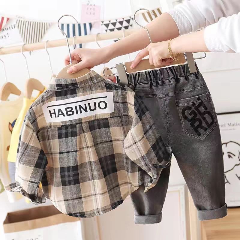 Conjunto elegante de cuadros de dos piezas para niños.