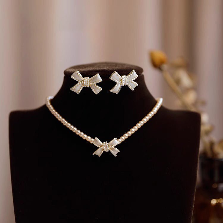 Set de joyería para niñas: Collar de perlas con pendientes en forma de lazo