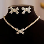 Set de joyería para niñas: Collar de perlas con pendientes en forma de lazo